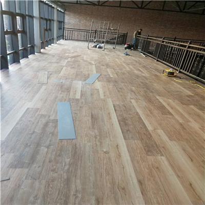 PVC塑胶地板与实木地板 商用空间地面材料的科学选择